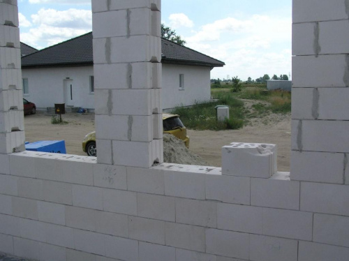 Okna w salonie od frontu dokończone