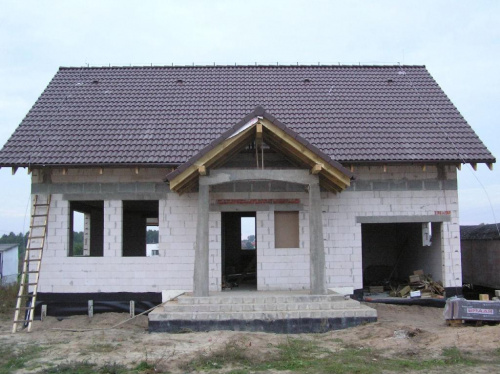 A tak wygląda nasz domek z położoną dachówką od frontu :-)