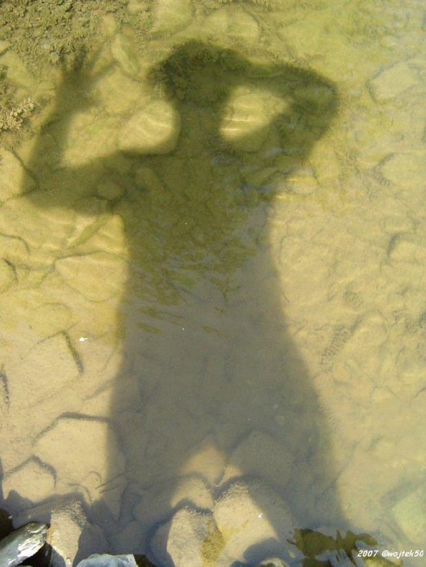 ...mój cień na dnie..... Sanu :o) .... #cień #rzeka #San
