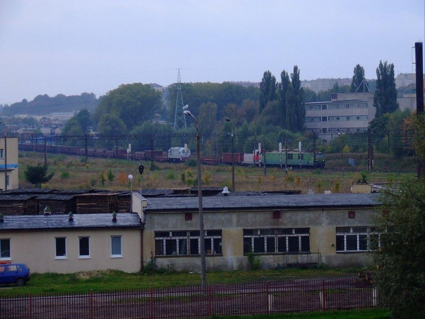 8.10.2007 Skład ciągnięty przez ET42. W składzie widzimy 2 lokomotywy, jedną za et42 jest to nowa stonka a dalej to pseudo gagarin