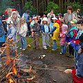 W plenerze najlepiej smakują pieczone kiełbaski.