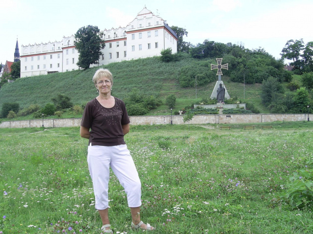 Widok na pomnik Jana Pawła oraz liceum #PolskieMiasta