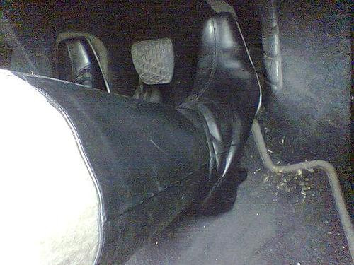Prowadzenie samochodu w wysokich obcasach. #kozaki #heels #buty #szpilk #auto #kierowca #baba #noga