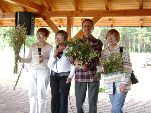 Komitet organizacyjny został obdarowany bukietami kwiatów od lewej Jadzia, Ula, Ryszard i Janina żona Ryszarda .. #Szkoła