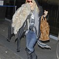 MK arrives from New York into Los Angeles airport-paparazzi listopad 2007