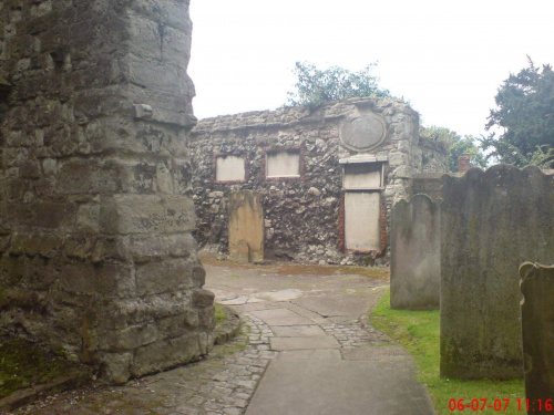 Katakumby i grobowce przy cmentarzu. Po lewej ściana kościoła... #Widoki #krajobrazy #zabytki #cmentarze #Anglia #Maidstone