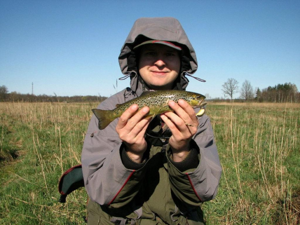 Pstrążek 31cm. Kwiecień 2007 r. Supraśl. Ryba po złowieniu wypuszczona do wody.