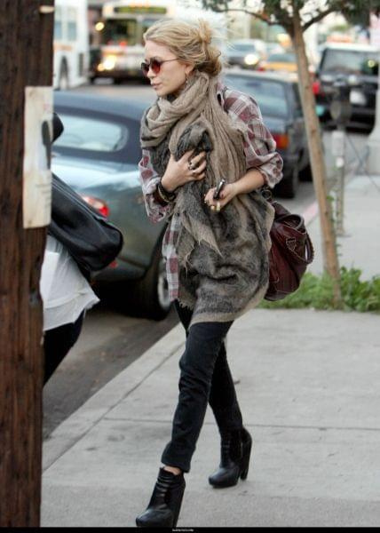 Mary-Kate leaving a resturant in West Hollywood-paparazzi grudzień 2007