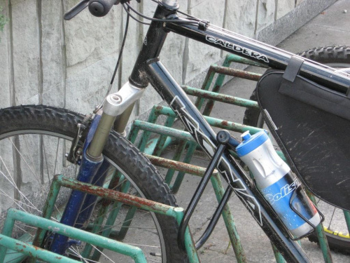 Zapięcie lepsze niż stojak, do którego nie da się nim prawidłowo przypiąć #rower #stojak #bubel #BibliotekaNarodowa