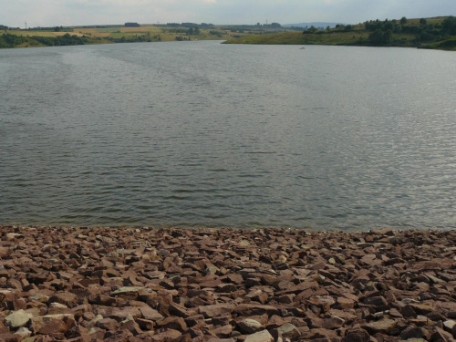 Zalew "Wióry" widok z tamy. #brzeg #woda #zalew #kamienie #krajobraz