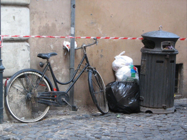 rzymskie widoczki #rzym #roma #włochy #italia #rower #śmietnik #śmieci