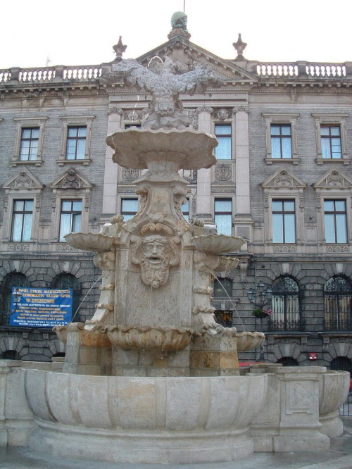 Pl. Orła Białego - fontanna i pl. pod Globusem - carycy Katarzyny II