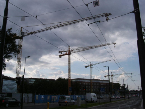 Widok na chmurki oraz na dźwigi przy budowie ANGEL CITY koło Dworca Kraków Główny #Kraków #krajobraz #chmurki