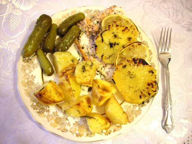 zapraszam na obiadek :)... rybka i ziemniaczki pieczone w piekarniku a do tego korniszonki :) #jedzonko #obiadek #ziemniaki #ryba #korniszony