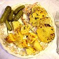 zapraszam na obiadek :)... rybka i ziemniaczki pieczone w piekarniku a do tego korniszonki :) #jedzonko #obiadek #ziemniaki #ryba #korniszony