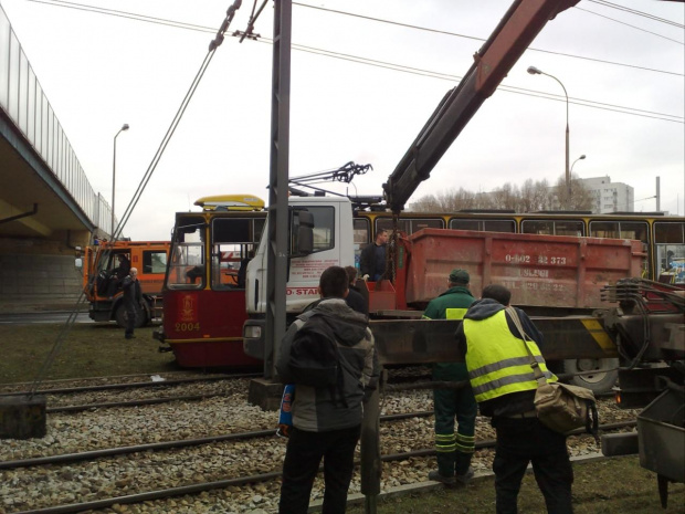 W Warszawie na skrzyżowaniu ul. Broniewskiego i Armii Krajowej o godz. 13.45 ciężarówka zderzyła się z tramwajem linii 28. Tramwaj wypadł z szyn, całe rondo i okoliczne ulice są zablokowane. Prawdopodobnie jedna osoba została ranna.