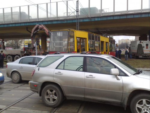 W Warszawie na skrzyżowaniu ul. Broniewskiego i Armii Krajowej o godz. 13.45 ciężarówka zderzyła się z tramwajem linii 28. Tramwaj wypadł z szyn, całe rondo i okoliczne ulice są zablokowane. Prawdopodobnie jedna osoba została ranna.