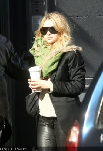 Ashley leaving an office building in New York City-paparazzi luty 2008