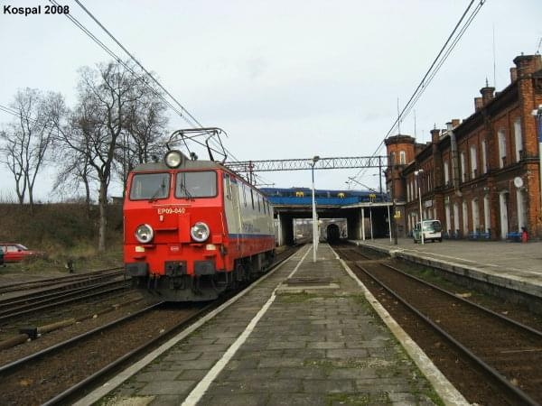 23.02.2008 EP09-040 zjeżdża na żeberko po przyprowadzeniu EC z Warszawy.