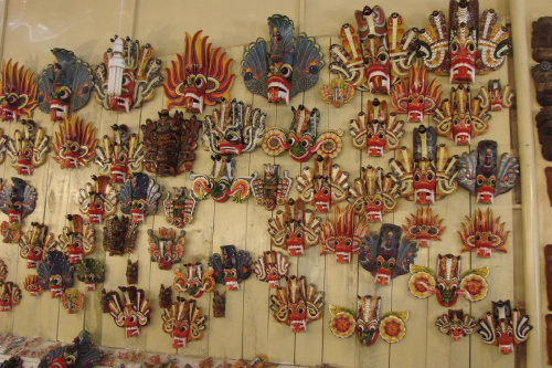 słynne maski na Sri Lance( drewniane, pokryte naturalną farbą)