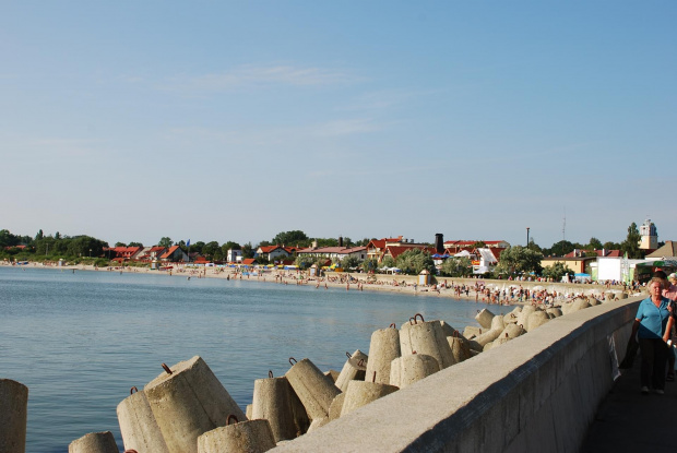 Falochron i plaża od strony zatoki