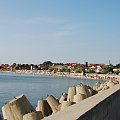 Falochron i plaża od strony zatoki