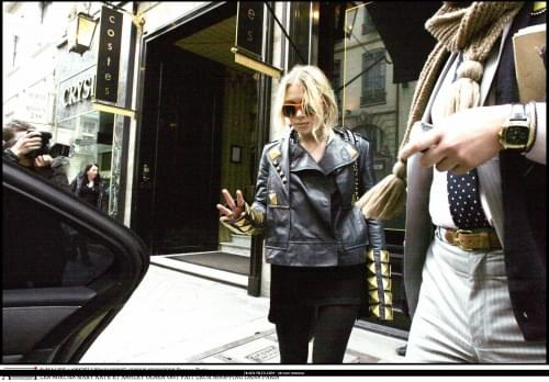 MK and Ash shopping in Paris-paparazzi luty 2008