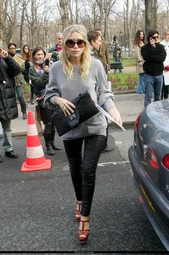 Ash going to Chanel fashion show-paparazzi luty 2008