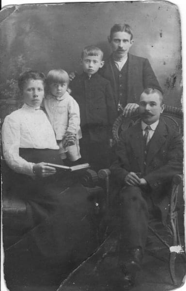 Rodzina mojej mamy.
Z tyłu zdj.napis: Rodzina Janiny Kozarskiej #ludzie #rodzina #znajomi
