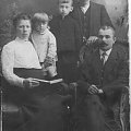 Rodzina mojej mamy.
Z tyłu zdj.napis: Rodzina Janiny Kozarskiej #ludzie #rodzina #znajomi