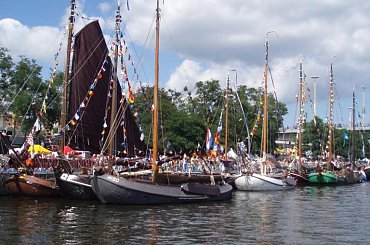 #Szczecin #Odra #rzeka #woda #błękit #niebo #chmury #regaty #żaglowce #WałyChrobrego