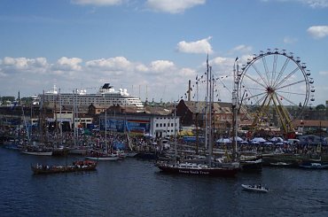 #Szczecin #Odra #rzeka #woda #błękit #niebo #chmury #regaty #żaglowce #WałyChrobrego