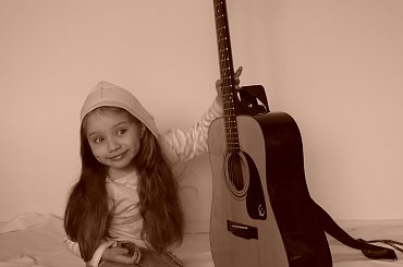 SiOsTrZyCzKa ;) #dziewczynka #osoba #gitara #sepia #uśmiech