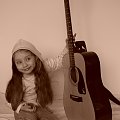 SiOsTrZyCzKa ;) #dziewczynka #osoba #gitara #sepia #uśmiech
