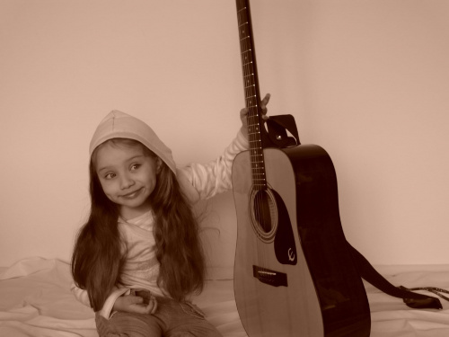 SiOsTrZyCzKa ;) #dziewczynka #osoba #gitara #sepia #uśmiech