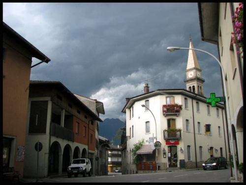 Przed burzą. Rejon północnych Włoch, sierpień 2007. #burza #chmury #NieboWłochy