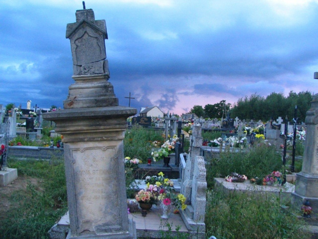 zmierzch nad mydłowskim cmentarzem #cmentarz #nagrobek #niebo #mydłów #borków