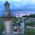 zmierzch nad mydłowskim cmentarzem #cmentarz #nagrobek #niebo #mydłów #borków