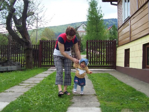 U prababci na wsi, uczę się chodzić z babcią :)