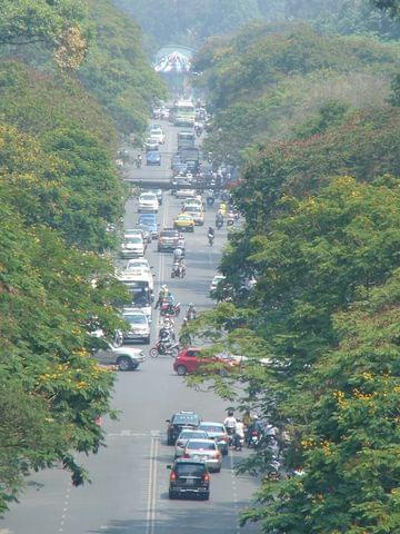 Widok na ulicę z dachu Pałacu Prezydenta południowego Wietnamu, Ho Chi Minh City