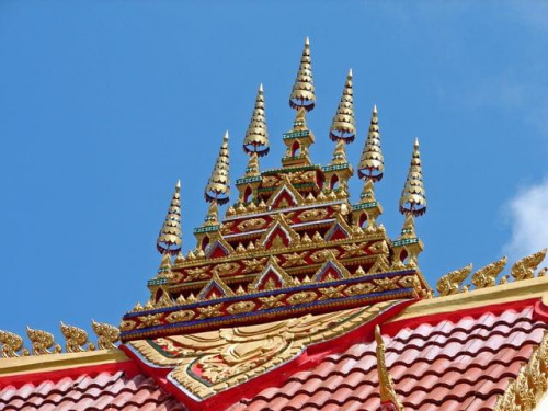 nowo zbudowana świątynia w Vientiane obok Pha That Luang