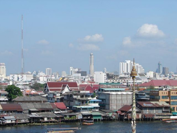 Wieża Baiyoke Tower II w oddali (widok z Wat Arun), Bangkok