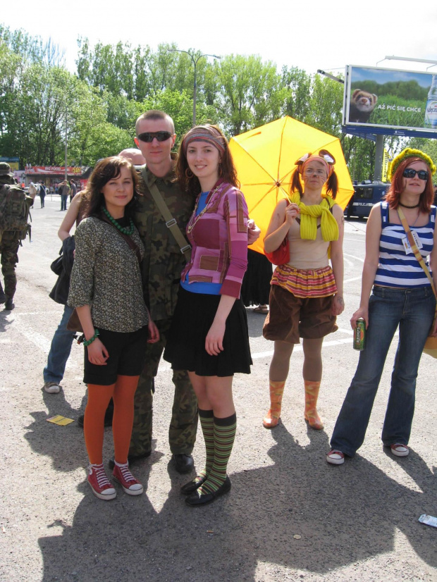Z Beatką i jej koleżanką. #żołnierze #korowód #Juwenalia2008