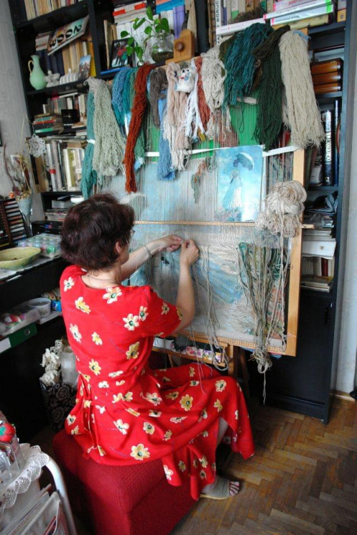 gobelin w trakcie pracy "Kobieta z parasolka" cloude Monet'a