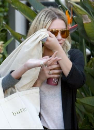 Ashley shopping at Amarees in Newport Beach-paparazzi marzec 2008