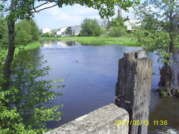 Szczątki drewnianej poręczy.