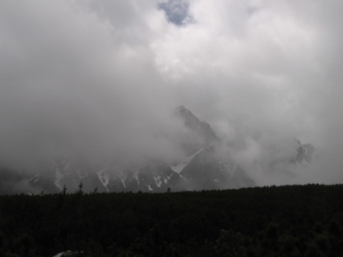 Za chmurami majaczy Mały Kieżmarski Szczyt #Góry #Tatry