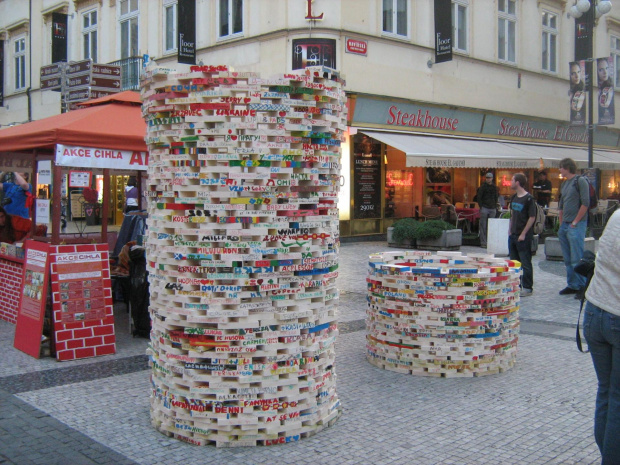 Praga - akcja pomocy polegająca na kupowaniu cegiełek i ich ozdabianiu według własnego pomysłu.