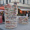 Praga - akcja pomocy polegająca na kupowaniu cegiełek i ich ozdabianiu według własnego pomysłu.
