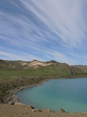 Zielonkawo-niebieska woda w wygasłym kraterze. Półwysep Reykjanes. ISLANDIA POŁUDNIOWO-ZACHODNIA.